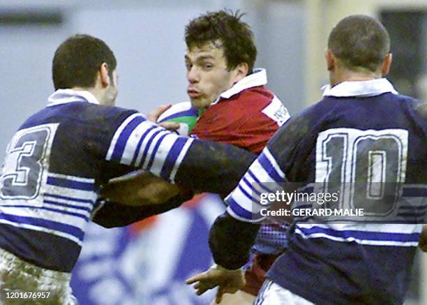 Le berjallien Stéphane Glas tente de déborder les Agenais Omar Hasan et Christophe Deylau, le 30 janvier 2000 au stade Pierre-Rajon à...
