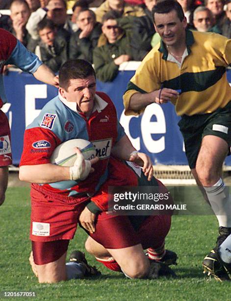Le Berjallien Pierre Raschi , auteur du 1er essai de son équipe, est stoppé par Serge Betsen, le 24 avril 1999 au stade Pierre-Rajon à Bourgoin, lors...