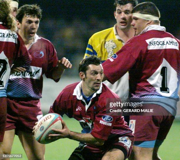 Le berjallien Laurent Balue tente une ouverture soutenu par ses coéquipiers Olivier Milloud et Romain Magellan, le 04 décembre 1999 au stade...