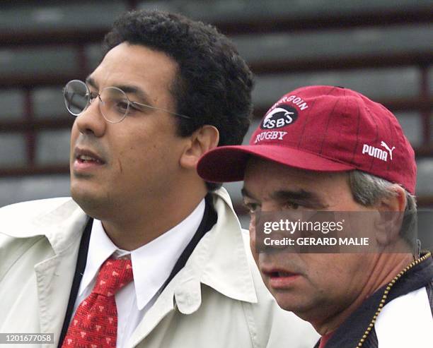 Le président de la Ligue Nationale de Rugby, Serge Blanco , au côté de l'entraîneur berjallien, Daniel Couturas, regarde, le 24 avril 1999 au stade...