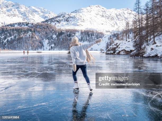 frau eislaufen auf gefrorenem see - eislaufen stock-fotos und bilder