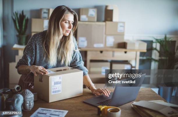 help of technology in delivery business - e business stock pictures, royalty-free photos & images