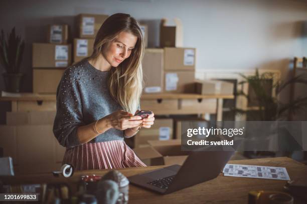 organizing work in delivery business - women entrepreneur imagens e fotografias de stock