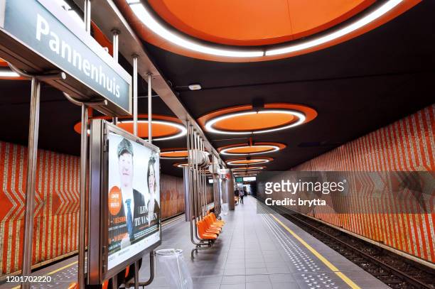 de pannenhuis metro in brussel, belgië - laken brussel stockfoto's en -beelden