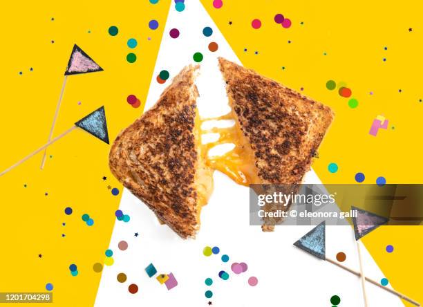 grilled cheese sandwich - boterham met kaas stockfoto's en -beelden