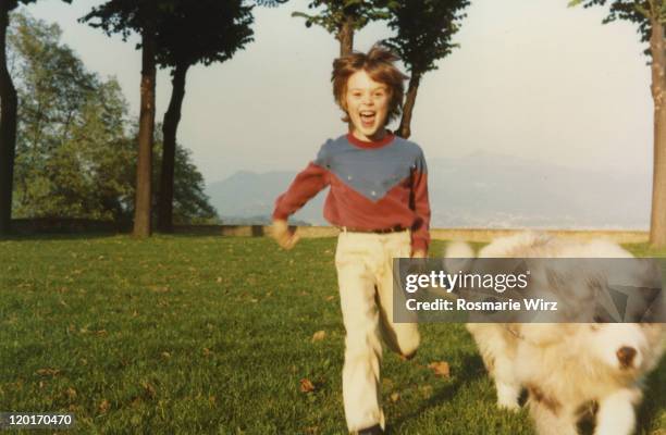 boy running with dog - boys photos - fotografias e filmes do acervo