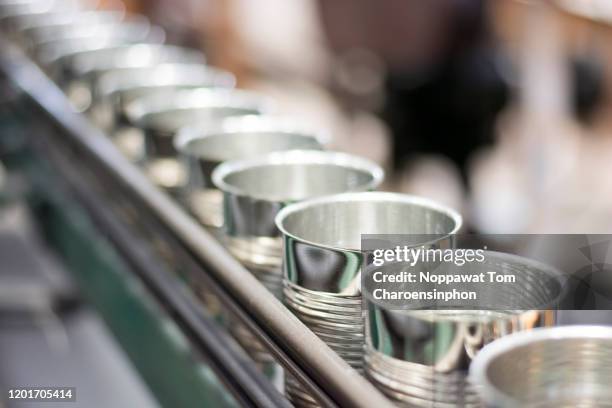 empty cans running on automatic conveyor belt, thailand - estaño fotografías e imágenes de stock