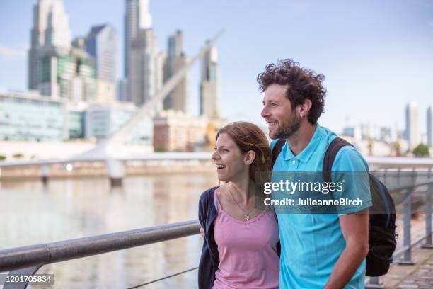 旅遊夫婦看著橫跨阿根廷馬德羅港碼頭邊的建築物 - puerto madero 個照片及圖片檔