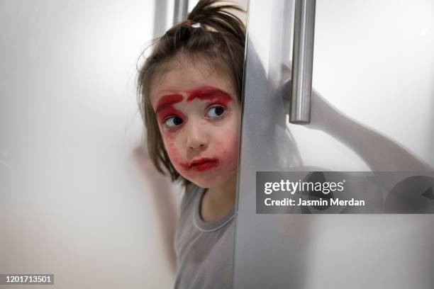 kid behind glass - kinder schminken stockfoto's en -beelden