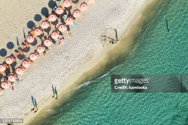 vista aérea de la playa en italia con sombrillas - amalfi fotografías e imágenes de stock
