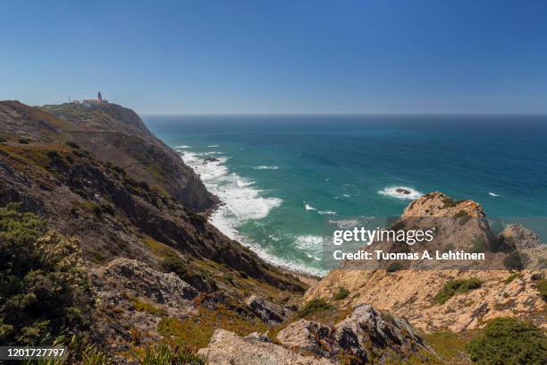 rocky coast and atlantic ocean in cabo da roca - steilanstieg stock-fotos und bilder