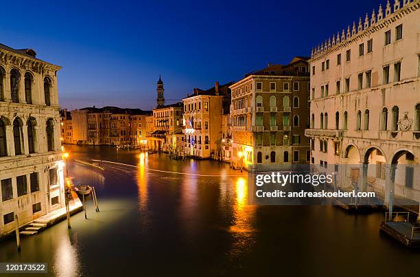 canale grande, venice, at night with light trails - andreaskoeberl stock-fotos und bilder