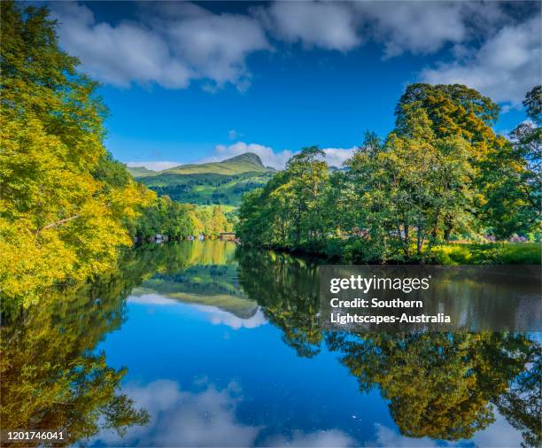 a reflection in the dochart river, summertime in killin, scotland, united kingdom - australia summer reflection foto e immagini stock