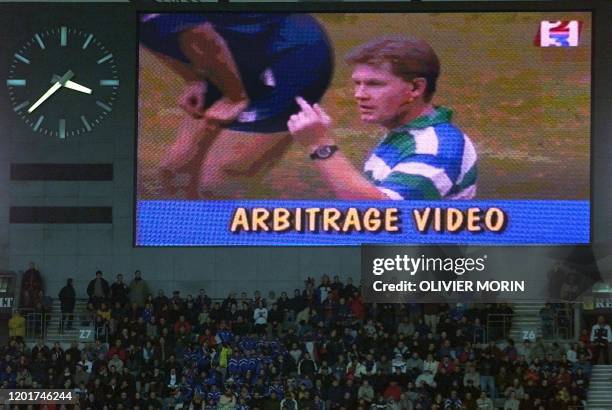 Année sportive 2006 - La vidéo anime l'arbitrage" - - Australian referee Stuart Dickinson asks for a video replay before awarding a try during the...