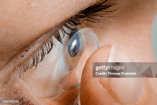 Symbol photo. A woman puts a contact lens in her eye on February 18, 2020 in Berlin, Germany.