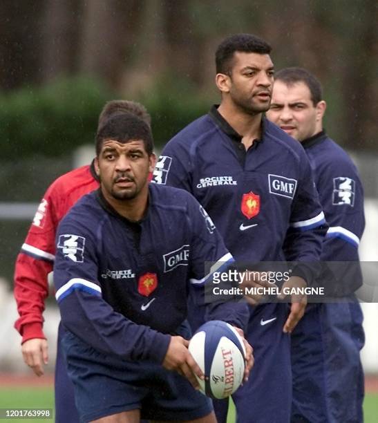 Les deux frères Emile et Francis N'tamack s'entraînent le 20 mars 2001 au stade Bonneval à la Teste de Buch, où le quinze de France est réuni à...