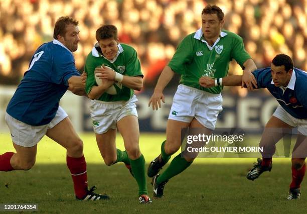 Irish fly-half Ronan O'Gara runs past French N°8 Christophe Juillet as Irish center Rob Henderson is stopped by French fly-half Christophe Lamaison...