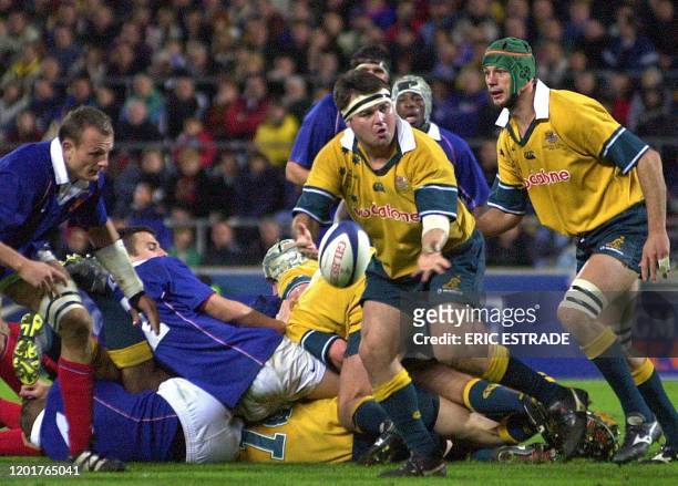 Le pilier australien Nick Stiles sort le ballon d'une mêlée, le 17 novembre 2001 au stade vélodrome de Marseille, lors du match de rugby...