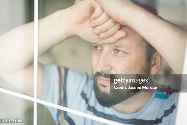 man on window - culpabilidad fotografías e imágenes de stock