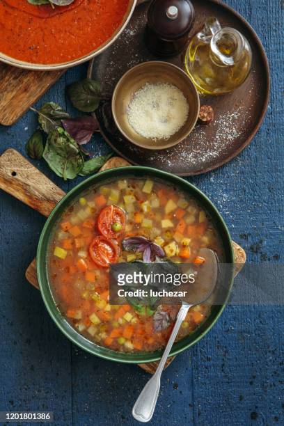 minestrone soep - minestrone stockfoto's en -beelden