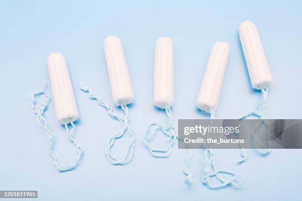 tampons on blue background - tampon menstruation stock-fotos und bilder