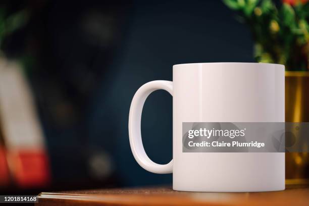 white mug mockup  with a dark background. perfect for businesses selling mugs, just overlay your quote or design on to the image. - kaffeebecher oder teebecher stock-fotos und bilder