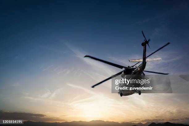 foto elicottero militare che vola contro il tramonto - helikopter foto e immagini stock