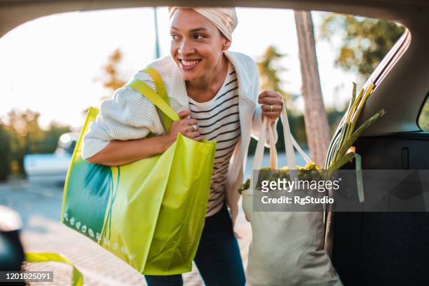 chica tomando comestibles de bolsas de compras reutilizables - reusable bag fotografías e imágenes de stock