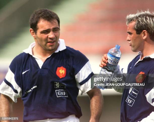 Le capitaine de l'équipe de France de rugby Raphaël Ibanez échange quelques mots avec le demi d'ouverture Thomas Castaignède, le 01 juin 1999 au...