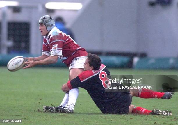 Le Columerin David Skrela se fait tacler par l'Anglais de Saracens Tony Diprose le 21 Novembre 1999 lors de la 1ère journée de la Coupe d'Europe de...