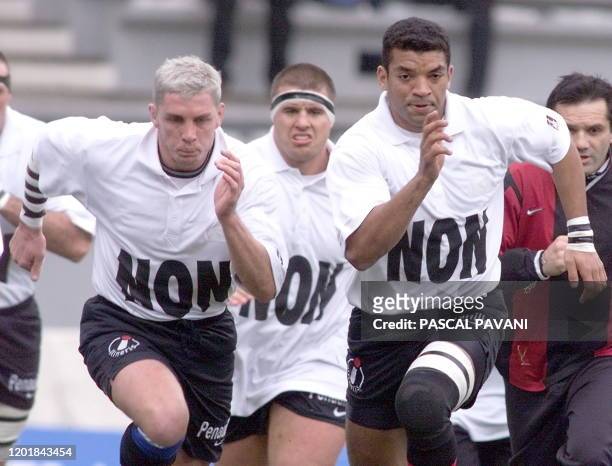 Les Toulousain Emile Ntamack et Christian Labit portent des maillots avec l'inscription NON, le 04 décembre 1999 au stadium de Toulouse, lors de...