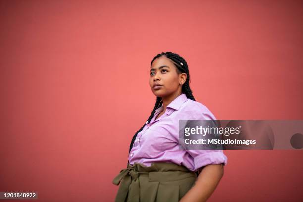 porträt einer schönen afroamerikanerin - chubby teen stock-fotos und bilder