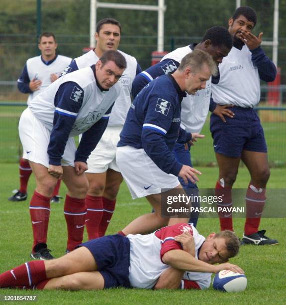 L'entraîneur de la défense de l'équipe de France de rugby, l'Australien David Ellis , explique une phase de jeu, le 08 octobre 2001 au stade des...
