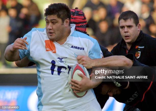 Le pilier Columérin Jérémy Tomuli passe la défense Toulousaine sous le regard du Toulousain Andréa Lo Cicéro lors du match opposant le Stade...