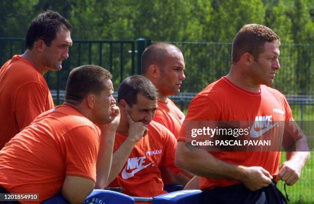 Les joueurs du Stade Toulousain, Sylvain Dispagne, Christian Califano, Jérome Cazalbou, Yannick Bru et Cédric Soulette écoutent des instructions, le...