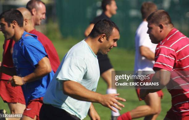 Ex-pilier agenais Benoît Lecouls s'entraîne avec ses nouveaux co-équipiers sur la pelouse du stade des Sept-Deniers, le 03 septembre 2001 à Toulouse....