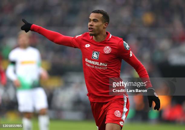 Robin Quaison of 1. FSV Mainz 05 celebrates after scoring his team's first goal during the Bundesliga match between Borussia Moenchengladbach and 1....