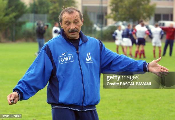 Photo, prise le 08 octobre 2001 au stade des Sept deniers à Toulouse, Jean Brunel, nouvel entraîneur des lignes avant de l'équipe de France de rugby,...