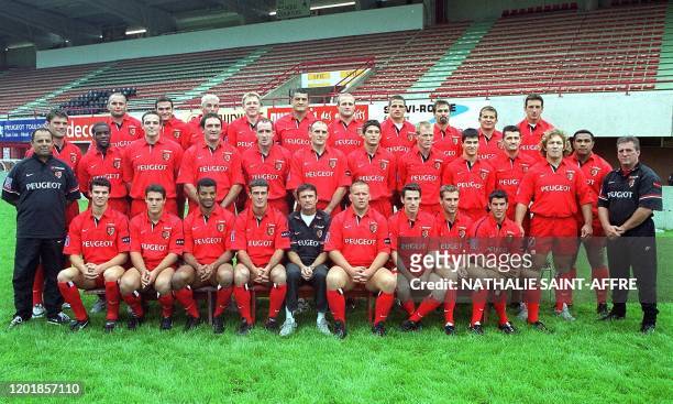 équipe de rugby du Stade Toulousain pose pour les photographes le 01 octobre 2000 à Toulouse, lors de la présentation officielle de l'équipe pour la...
