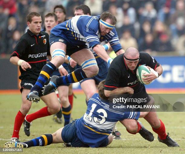 Le 3e ligne aile toulousain Hugues Miorin tente de passer malgré les Irlandais de Leinster, le centre Adam Magro et le 3e ligne Trévor Brennan , le...