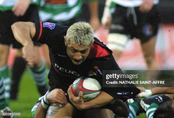 Le troisième ligne toulousain Christian Labit échappe à la défense Montalbanaise lors de la rencontre opposant le Stade Toulousain à Montauban au...