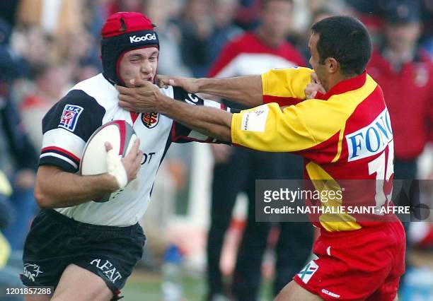 L'ailier toulousain Vincent Clerc est à la lutte avec l'arrière perpignanais Frédéric Cermeno , le 02 novembre 2002 au Stade des Sept Deniers à...