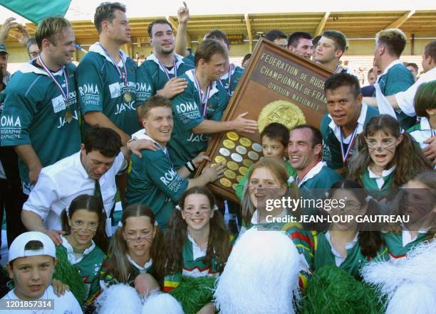 Les joueurs villeunevois posent avec le trophée Max-Rousie, le 19 mai 2001 au stade des Sept-Deniers à Toulouse, après avoir remporté la finale du...