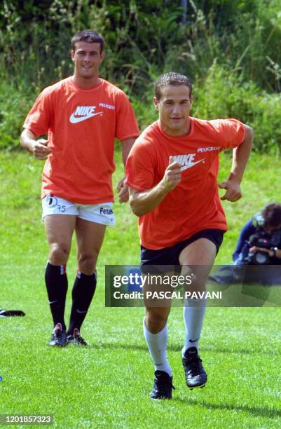 Le demi de mêlée du Stade Toulousain Frédéric Michalack , sous le regard de son coéquipier, l'ailier international Xavier Garbajosa, s'élance, le 05...