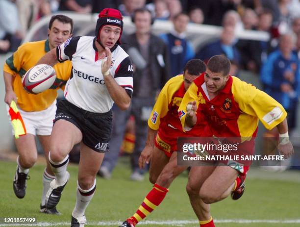 L'ailier toulousain Vincent Clerc déborde son homologue perpignanais Farid Sid , le 02 novembre 2002 au stade des Sept Deniers à Toulouse, lors du...