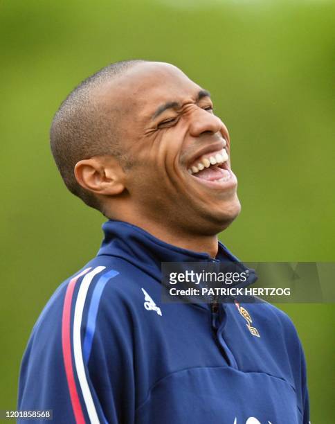 L'attaquant de l'équipe de France de football, Thierry Henry, éclate de rire, le 28 avril 2003 au centre technique national à Clairefontaine, lors...