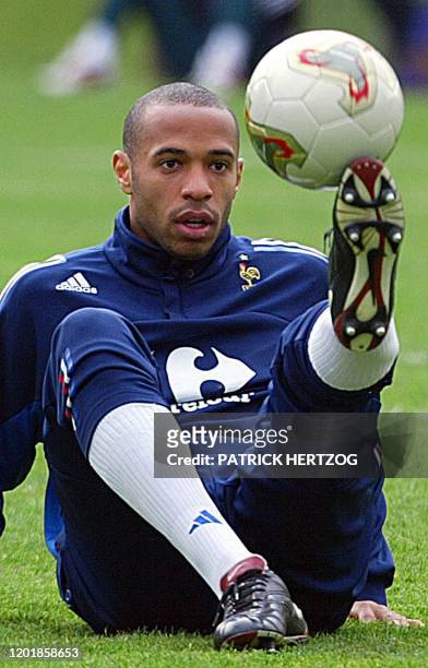 L'attaquant français Thierry Henry jongle avec le ballon, le 15 avril 2002 à Clairefontaine, lors d'une séance d'entraînement de l'équipe de France...
