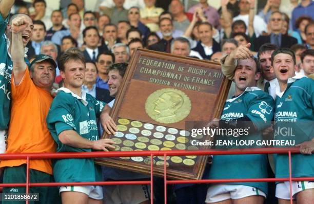 Le capitaine villeneuvois David Despin et ses coéquipiers laissent éclater leur joie, le 19 mai 2001 au stade des Sept-Deniers à Toulouse, après la...