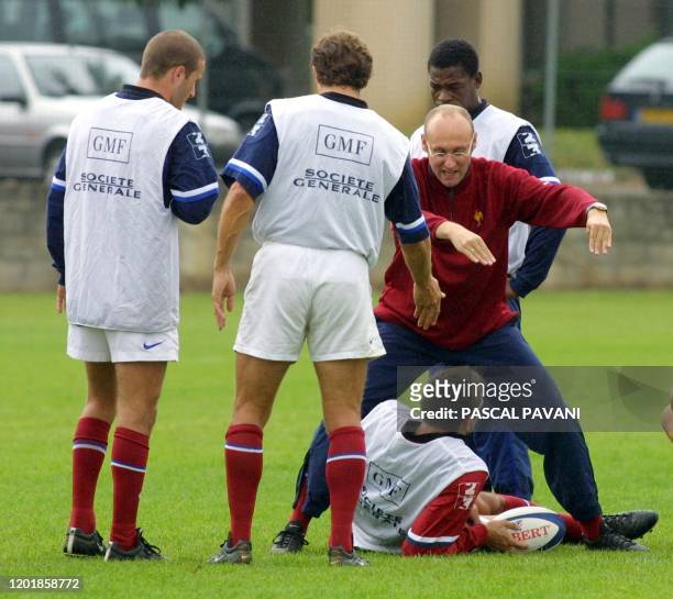 Le sélectionneur de l'équipe de France de rugby Bernard Laporte donne des indications à ses joueurs, dont le Biarrot Serge Betsen , le 08 octobre...