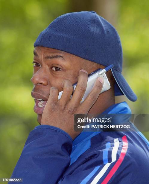 L'attaquant français Sylvain Wiltord passe un coup de téléphone, le 16 avril 2002 à Clairefontaine, lors du rassemblement de l'équipe de France de...